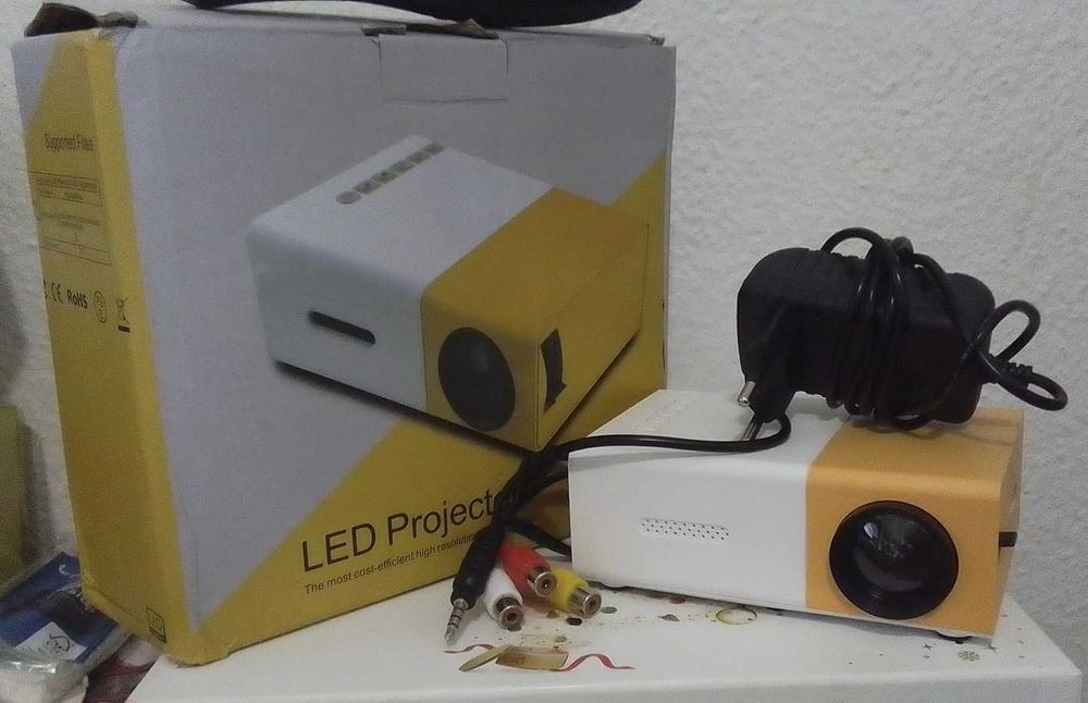 Mini Projetor YG300 – TFT LCD - Novo!!
