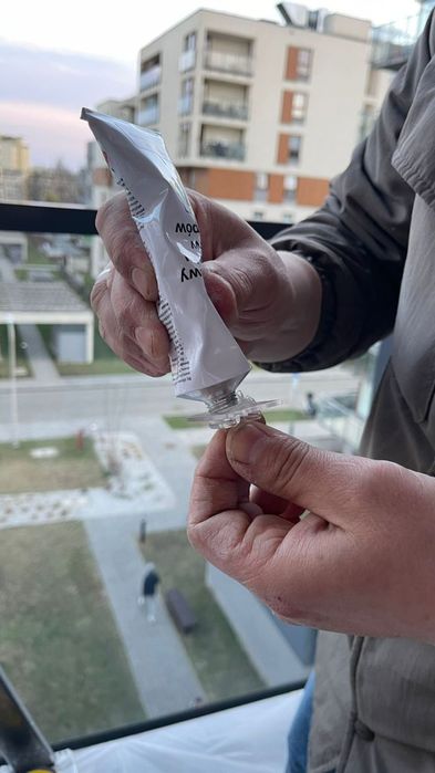 Montaż siatki przeciw gołębiom.