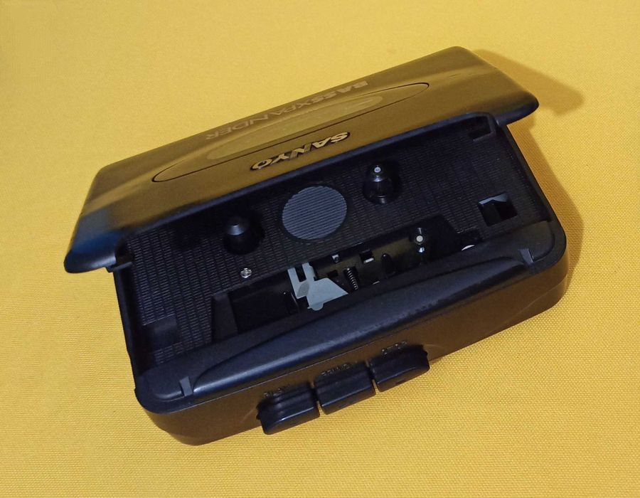 Кассетный плеер SANYO VIP-1,наушники KOSS