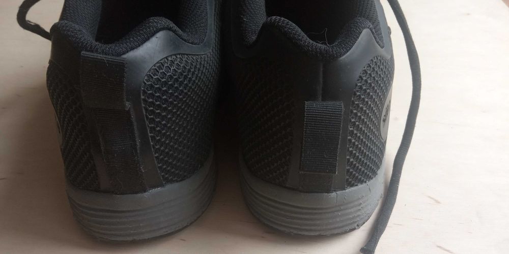 Спецобувь с металлическими вставками.