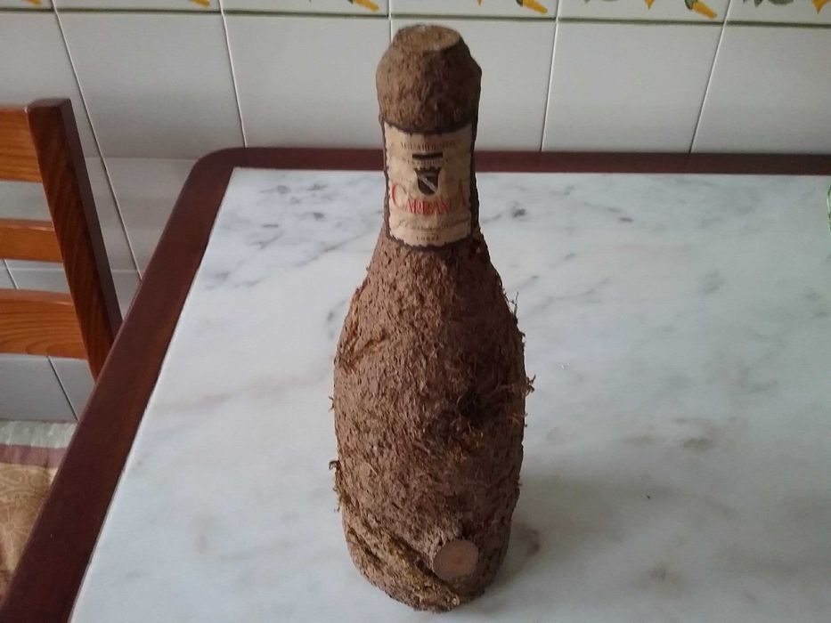 Garrafa muito antiga forrada em casca de árvore