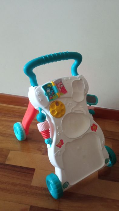 Andador interativo. Ajuda primeiros passos