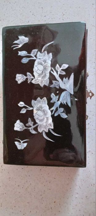 Szkatłuka z lakii z lusterkiem