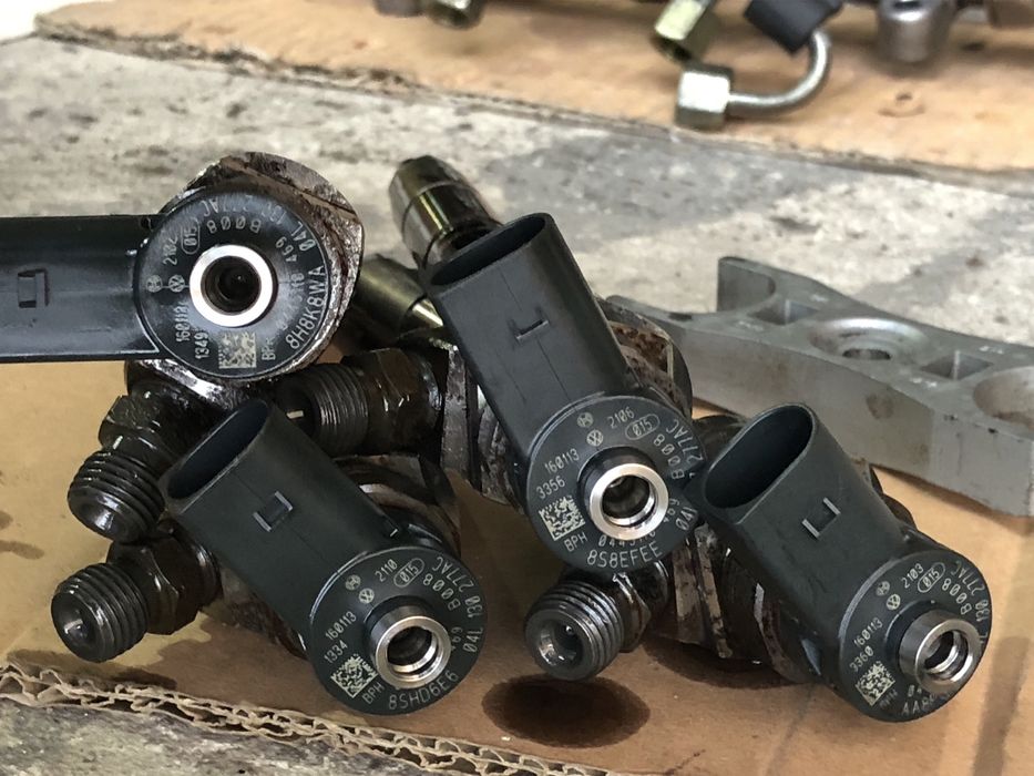 Форсунки тнвд рампа 04L130277E 04L130277AK Шкода Октавія А7