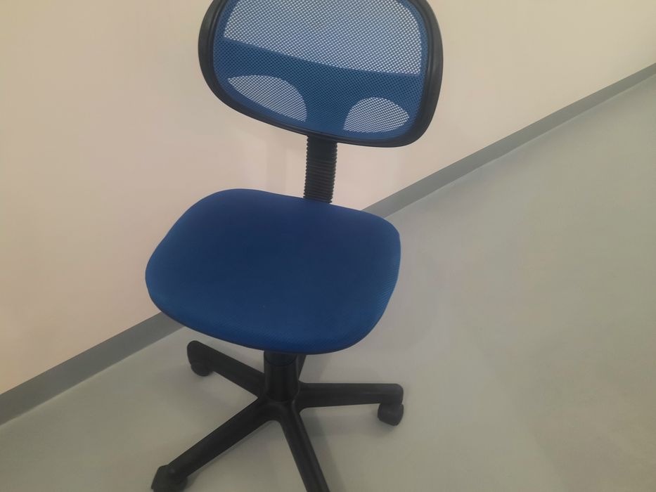Cadeira de escritorio azul ideal para quarto de rapaz,