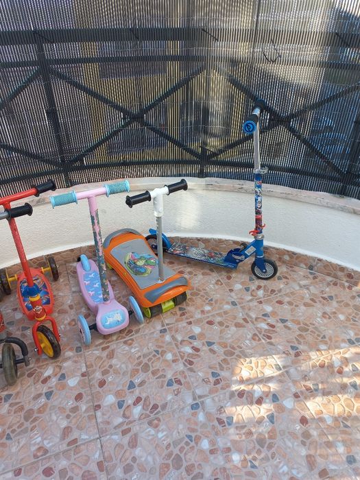 Varias trotinetes,de criança