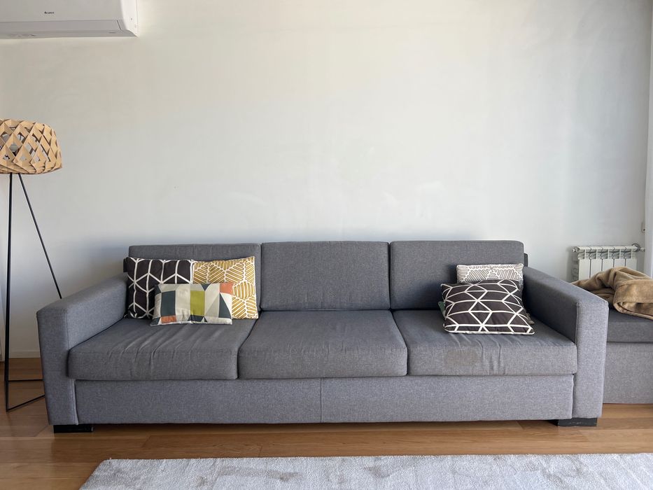 Sofá 2,80X95 cm e 2 pequenos modulares em cinza forrados a tecido