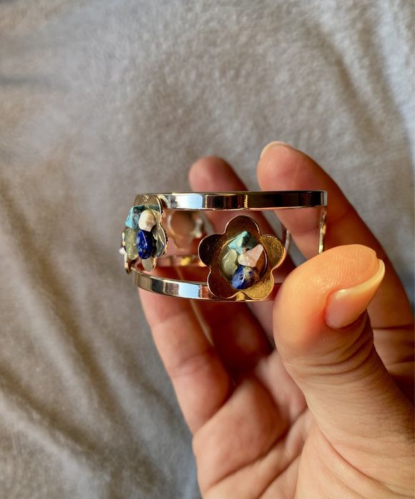 Pulseira prateada flores e pedras