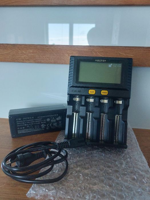 Ładowarka do akumulatorów Miboxer C4-12 LCD epapieros, zabawki itd