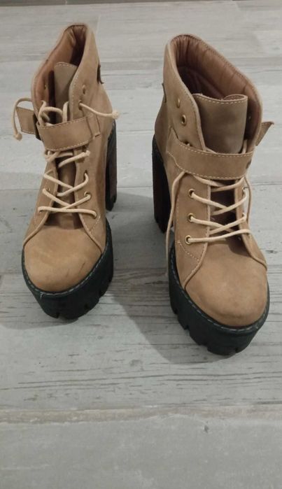 Botas com salto. Pouco usado