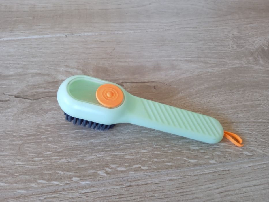 Escova para limpeza com depósito para sabão