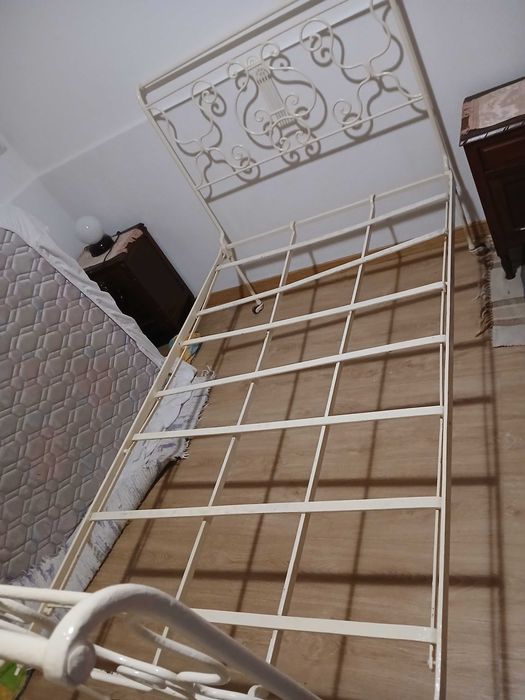 Vendo cama antiga de ferro forjado