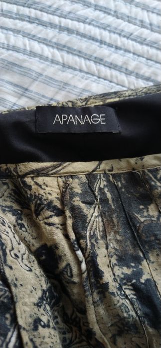 Dezenas de saias midi entre o 40 e 48