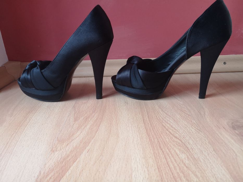 Szpilki czarne satynowe