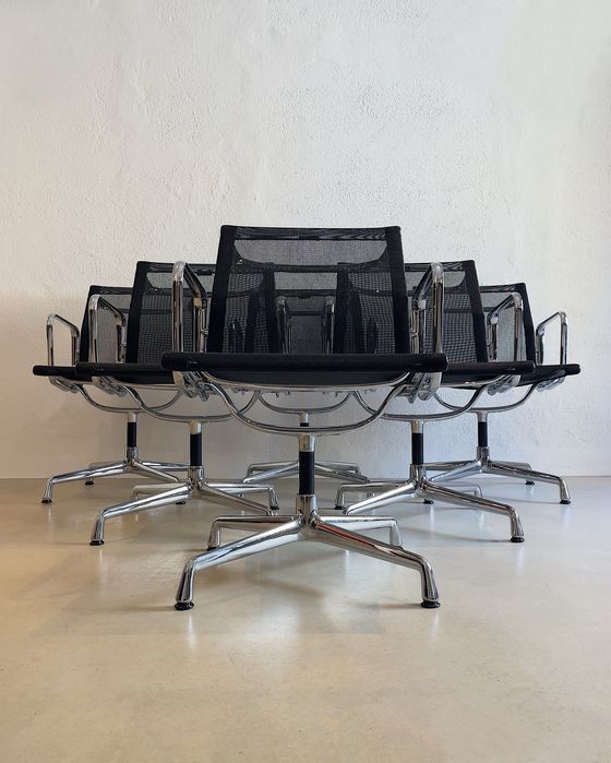 Cadeiras Eames EA 104 da Vitra