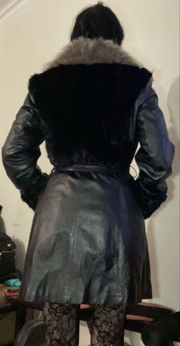 Шкіряний плащ з хутром чонобурки