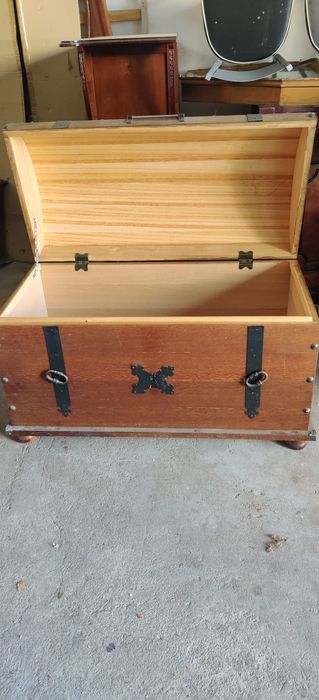 Baú em madeira antigo