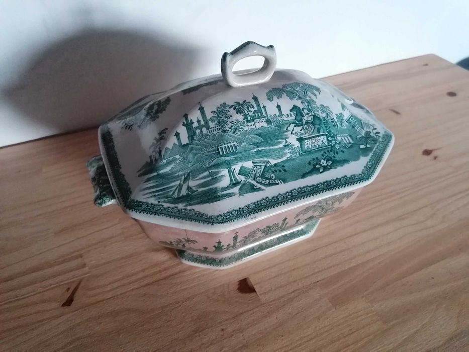 Conjunto escaparate/estanheira/estante e loiça "cavalinho"/"Estátua"