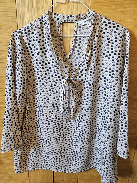 Blusa, com laço, beje com motivos azuis escuros