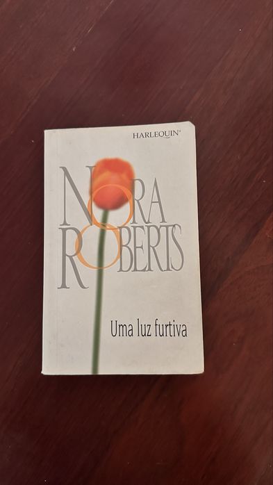 Livro “Uma luz furtiva” de Nora Roberts
