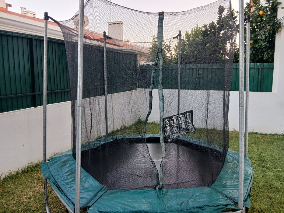 Trampolim Hexagonal 240 cm com Rede de Segurança – 130 kg