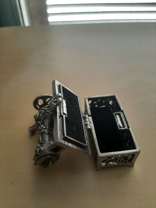 Máquina de costura miniatura em estanho feita à mão.