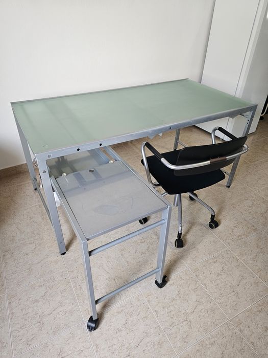 Secretária com tampo de vidro fosco e estrutura metálica