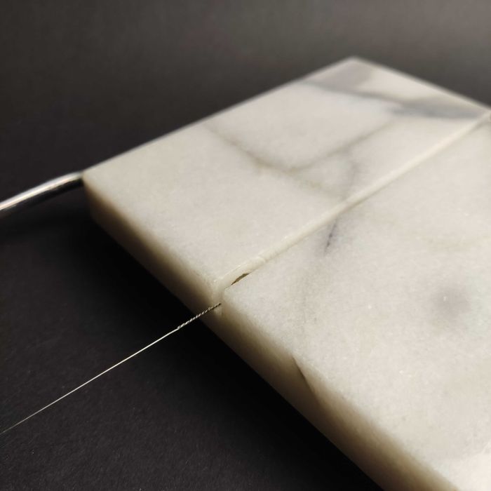 Marmurowa deska krajalnica do sera z zapasowymi linkami - stan bdb