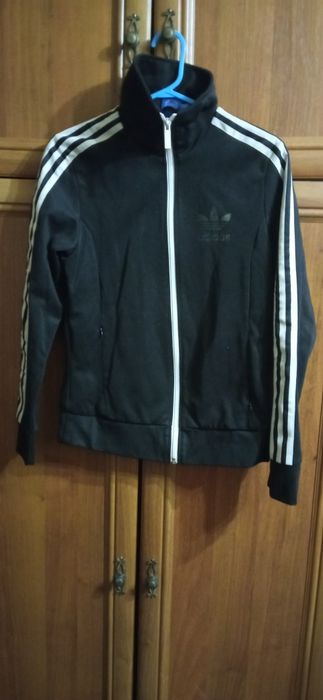 Фирменная спортивная курточка бренда ADIDAS р. 42