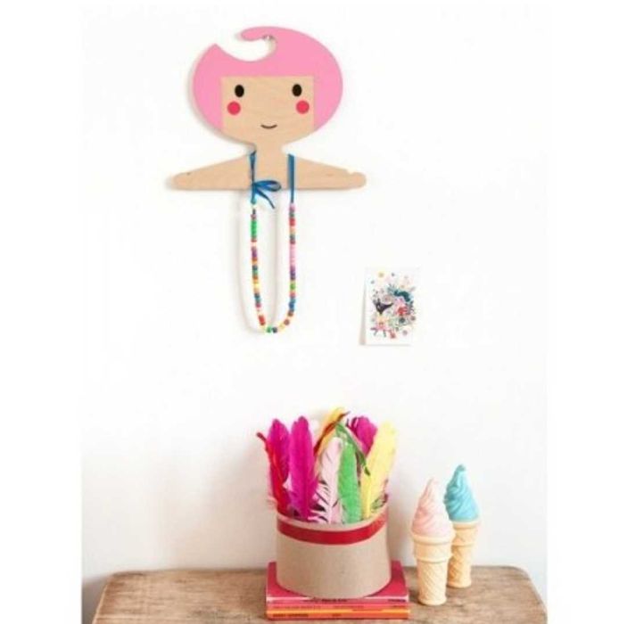 Cabides madeira menina