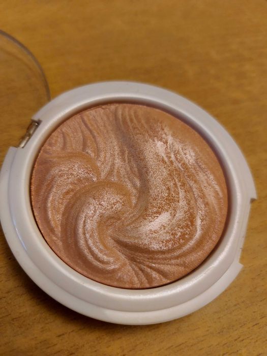 Rozświetlacz MUA undress your skin