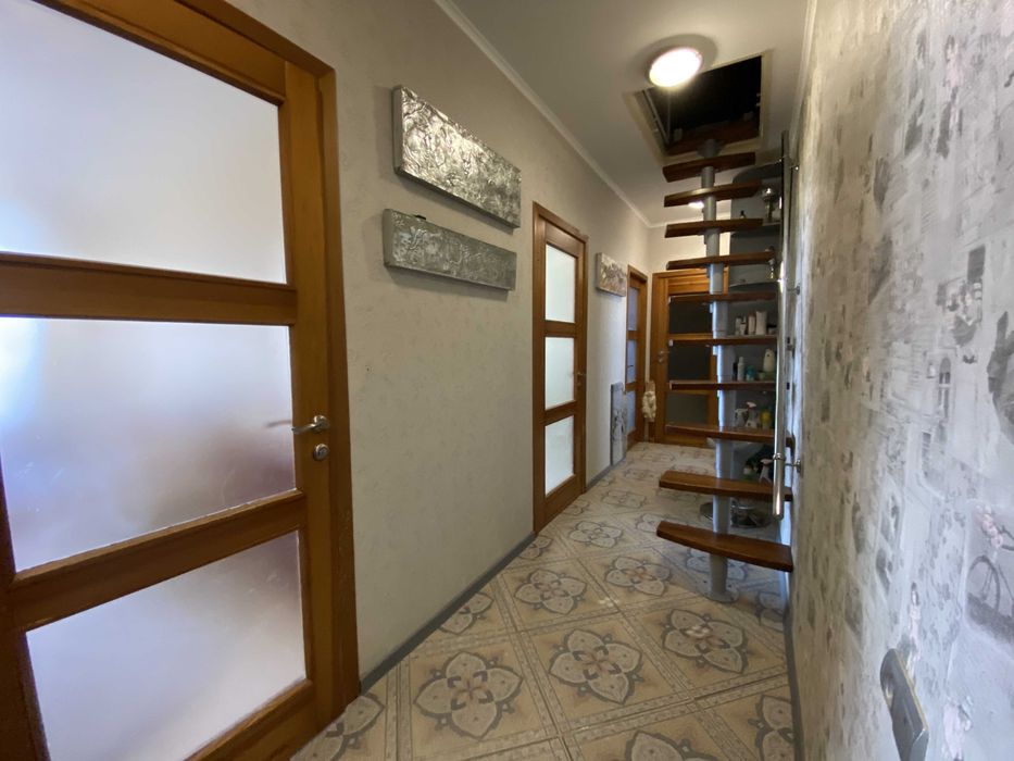 СРОЧНО 2 уровня 4 комн квартира с ремонтом Центр города.