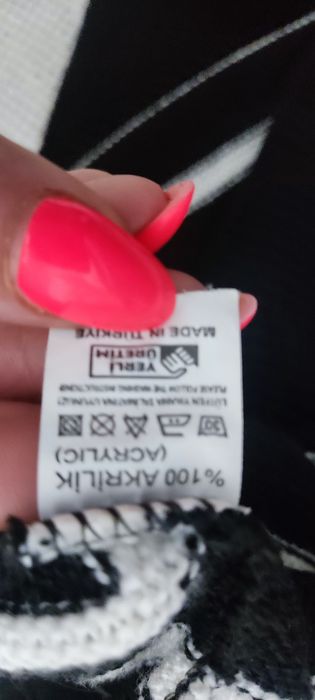 Sweter czarny w białe paski
