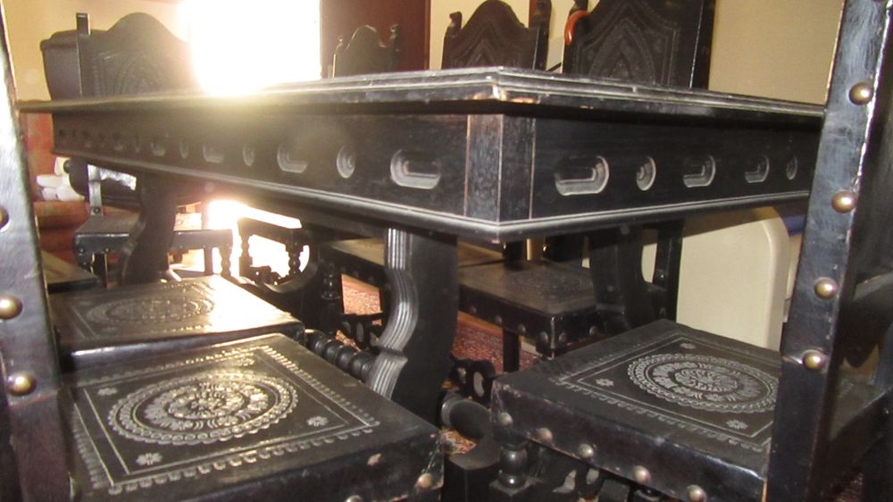 Mesa de Jantar Clássica + Cadeiras em Madeira Maciça Trabalhada