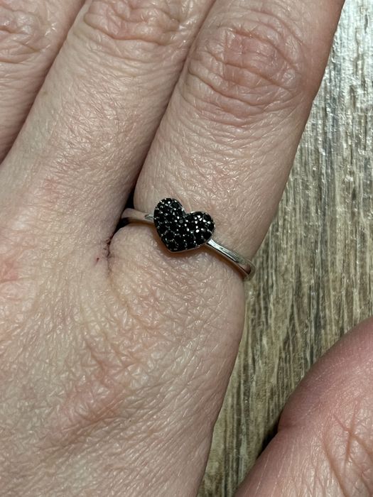 Srebrny pierścionek z czarnym sercem
