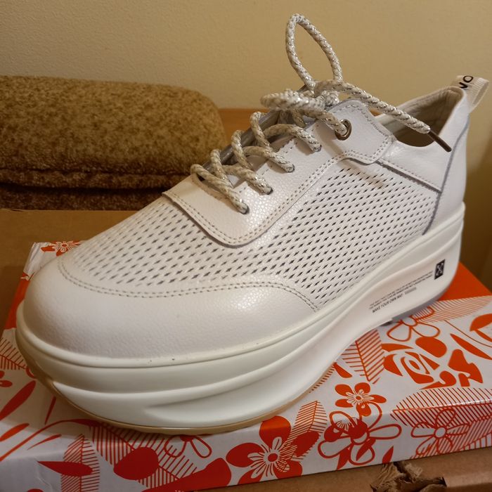 Продам макасины белого цвета новые не подошел размер