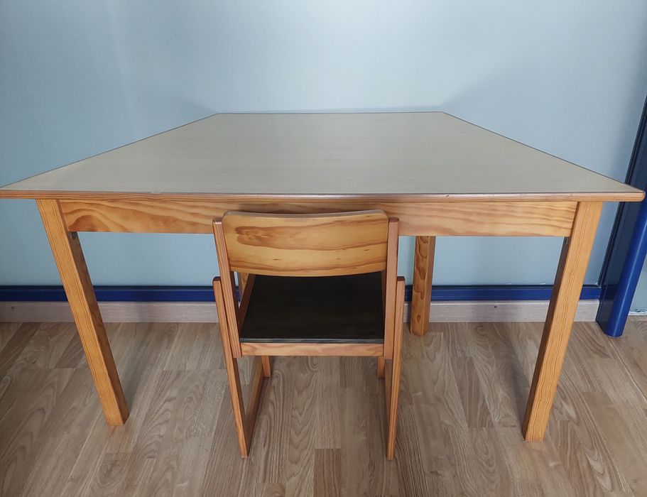 Secretária de criança em madeira