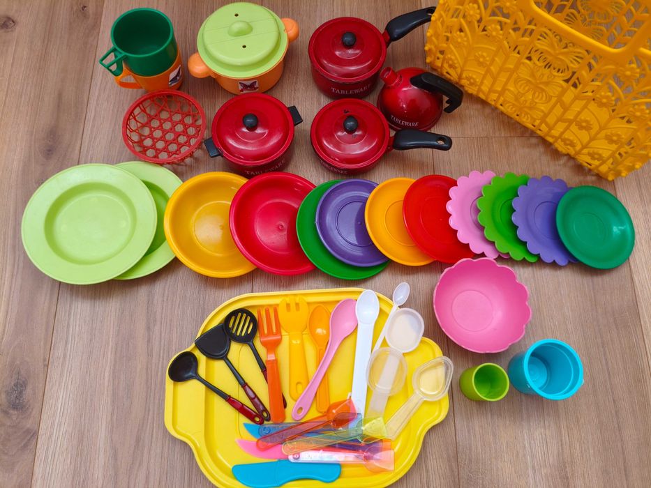Іграшкова посудка, дитяче кухонне приладдя в кошику
