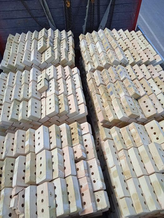 Цегла прямі поставки вигрузка маніпуляторами.