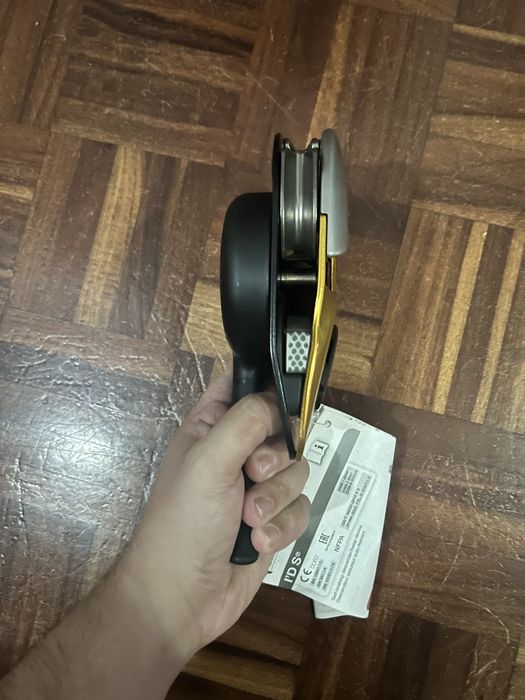 Descensor autofrenante Petzl I’D S +     Mosquetão com trava de rosca