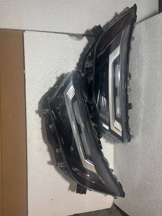 Права фара Toyota RAV4 2022-2025 USA