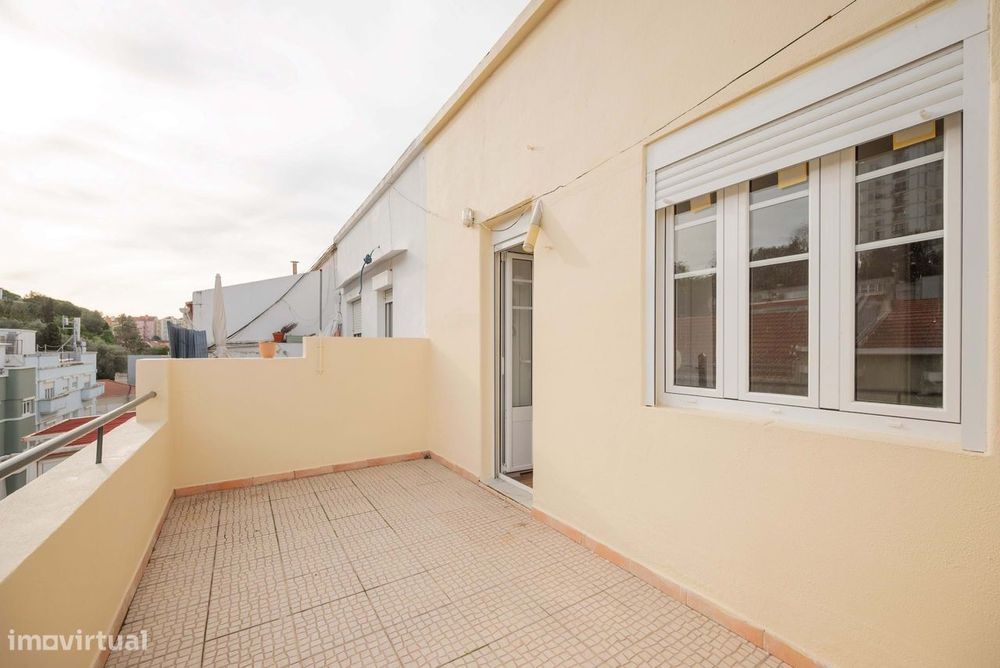 Viva nos Anjos: T1+1 Remodelado com Terraço, Marquise e Vista Magnífic