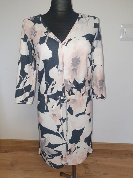 Sukienka elegancka w kwiaty magnolie M