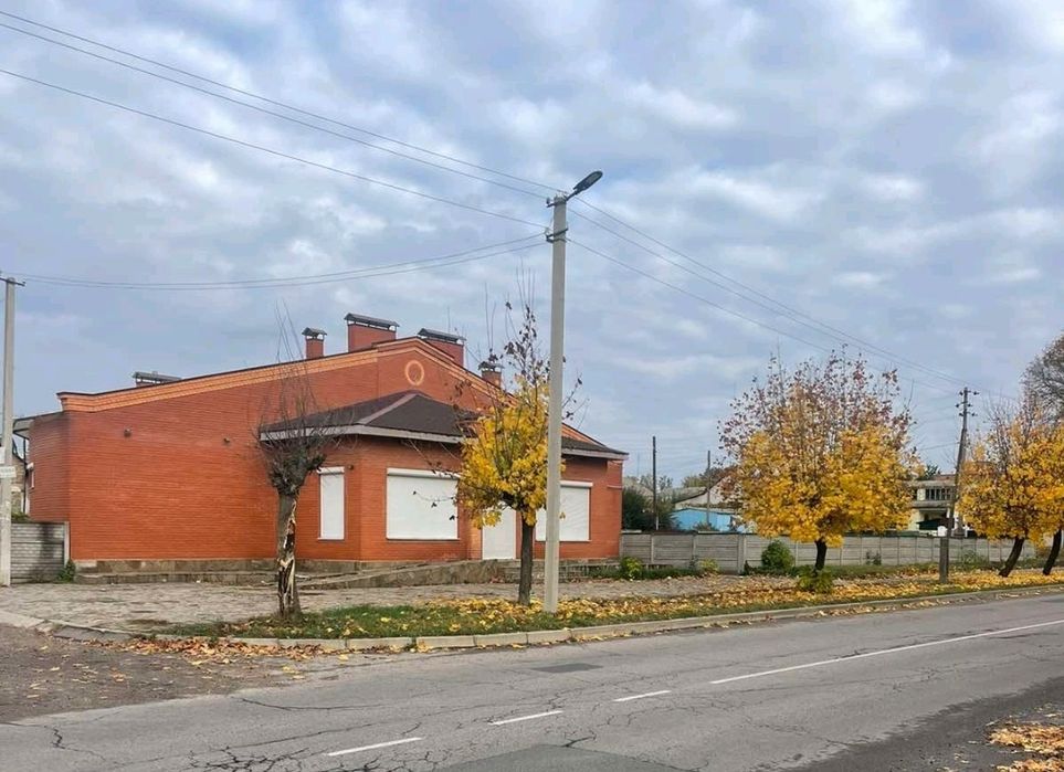 Здається в оренду приміщення 235 кв м,є також  двір  2 сотки