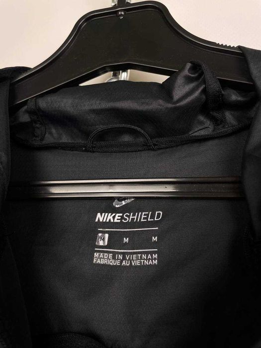 Легка жіноча спортивна вітровка , куртка nike shield