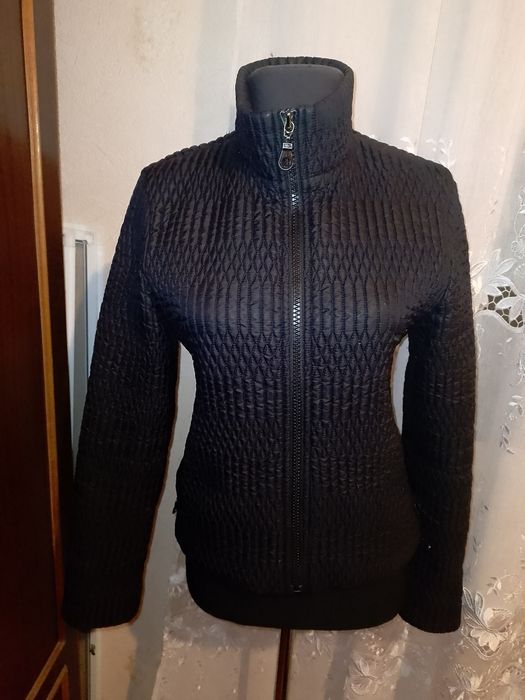 Продам фірмову курточку вітровку на розм М або 44-46