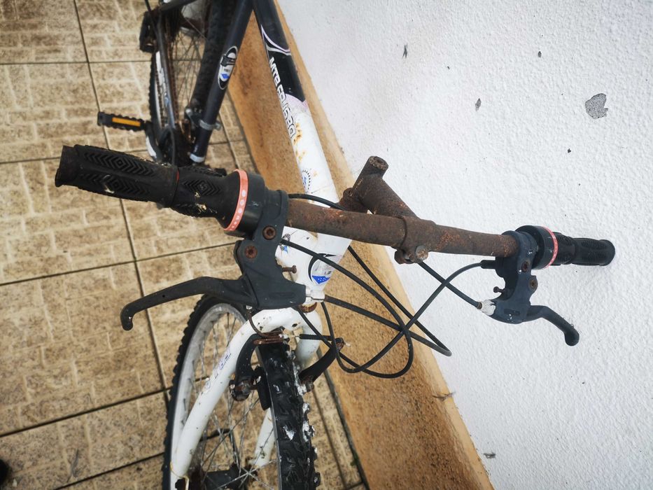 Bicicleta com bastante uso