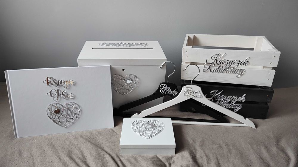 pudełko na obrączki skrzynka na koperty wieszaki koszyki ratunkowe księga gości srebrne plexi ślub wesele