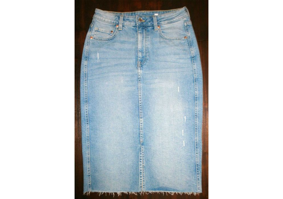 Джинсова спідниця міді з розрізом по центру з обрізаним низом, р-р M-L