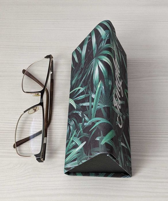 Продам раскладной футляр для очков. Цена 300 грн.